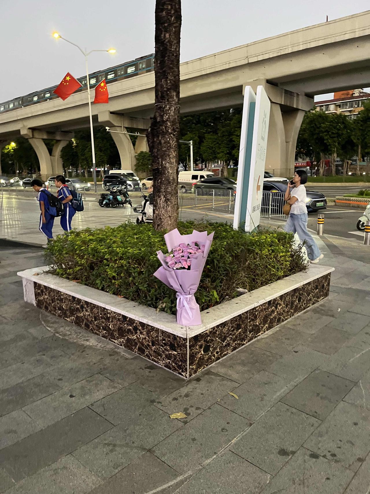 这女生收到男生的花后，直接把花放在长椅上了，我好想直接拿走，但又觉得不太好。