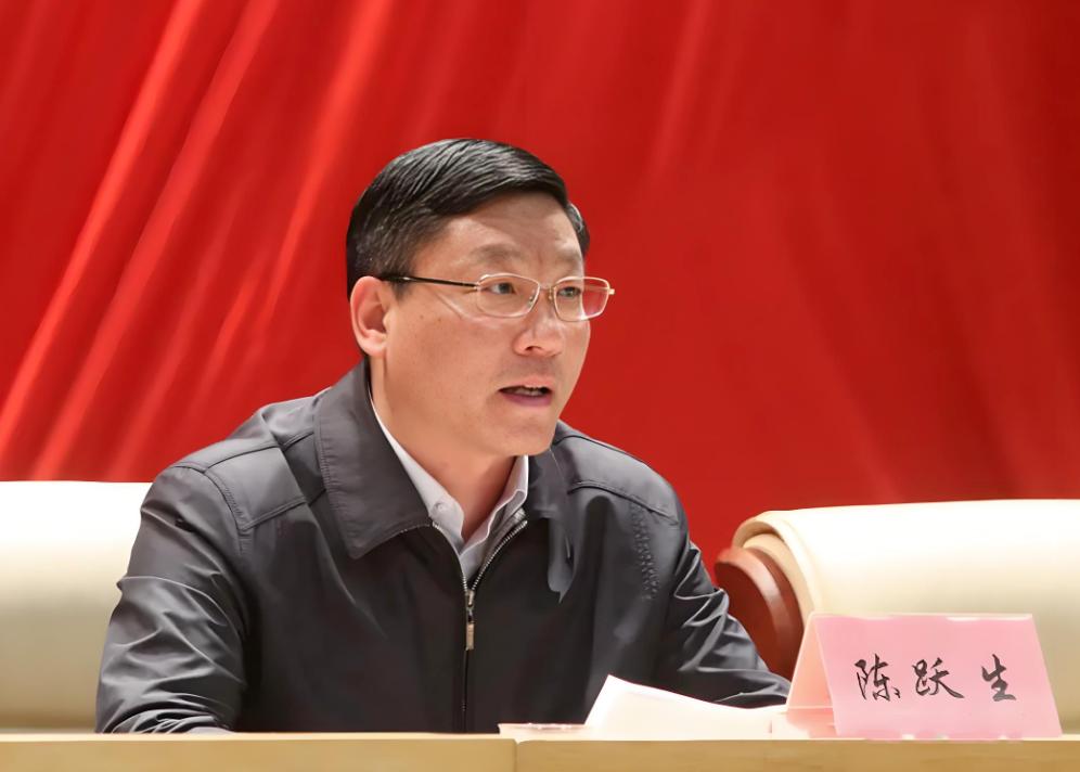 照片中的这人戴副金丝眼镜，衣着考究，看上去像个大学老师，很有学者风范。其实他以前