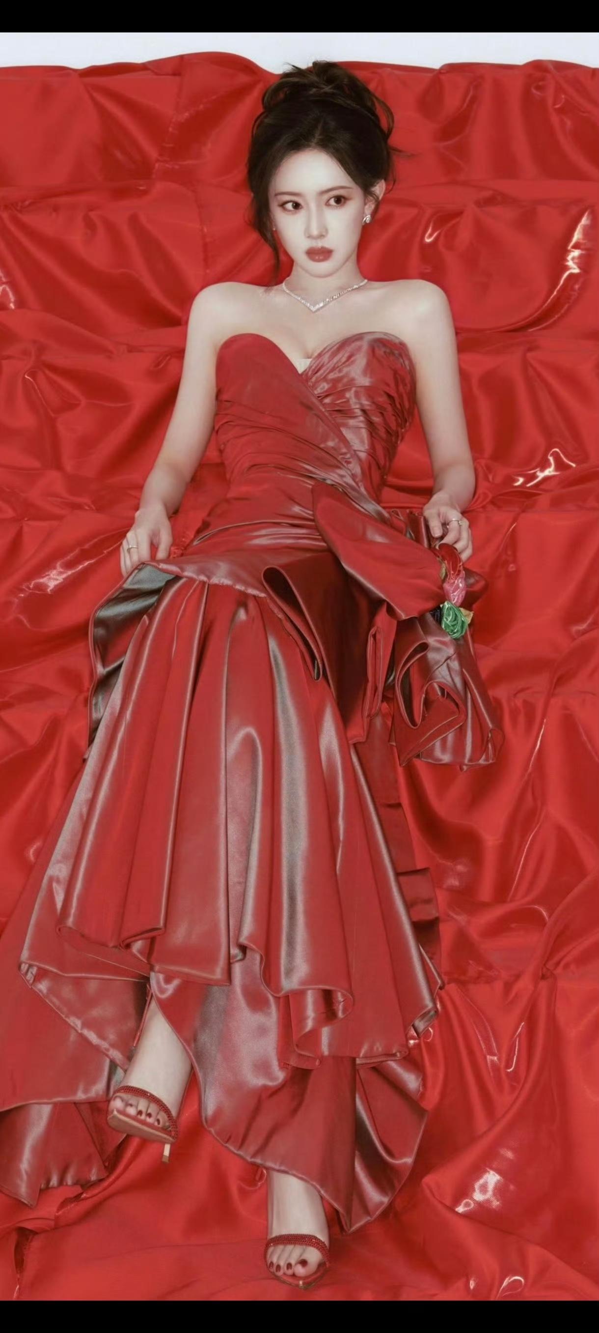 红衣美人，优雅动人，红毯上的闪耀时刻孟子义！！！