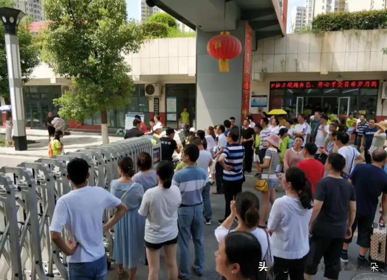送娃开学后，我在校门口站了十分钟：承认吧，我们的焦虑与孩子无关

这几天，朋友圈