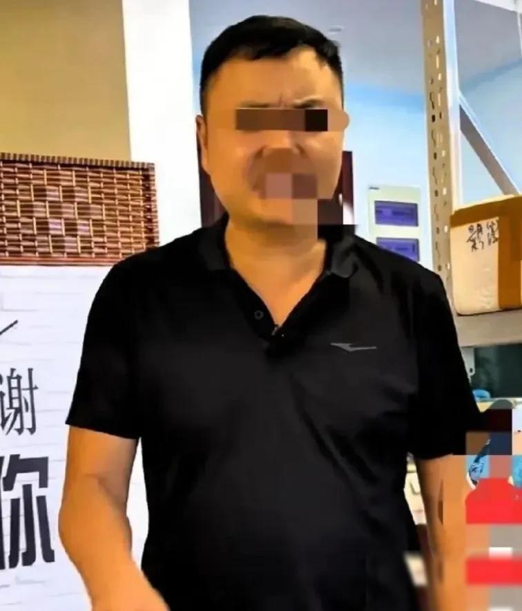 云南昆明一对夫妻闹离婚，让民政局里围观的群众大跌眼镜。丈夫月薪据说过万，妻子却让