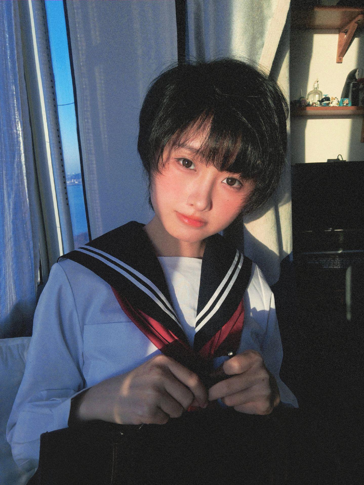 她却淡淡的向你微笑。