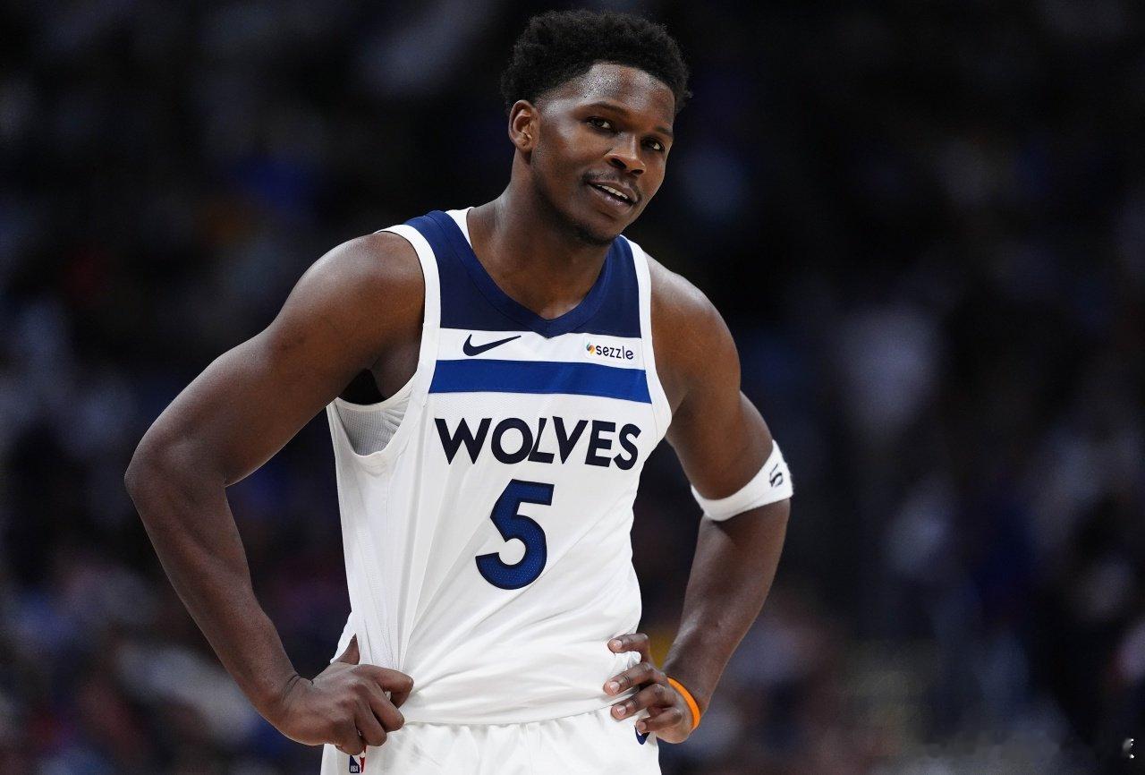 5月5日讯 NBA季后赛西部次轮，森林狼客场104-102险胜马刺，大比分1-0
