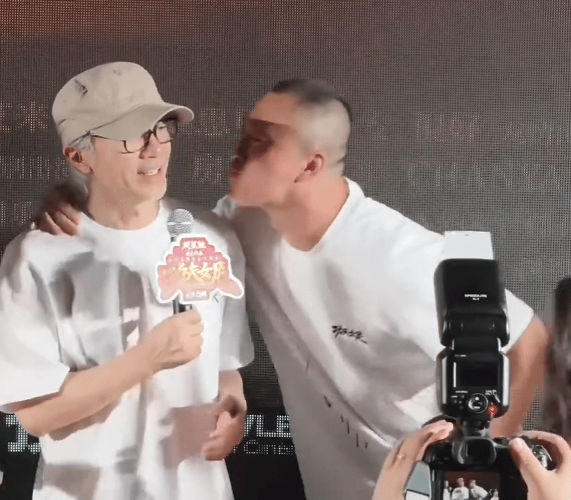 星爷：我有点害怕了，全剧组不是盯着我看，就是直接上嘴….[尬笑]
这个世界怎么啦
