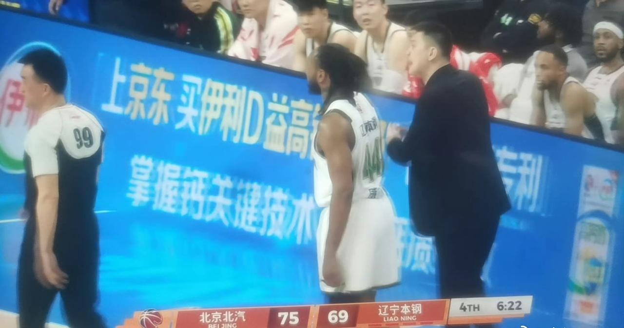 CBA第三轮，北京对阵辽宁，到底经历了什么这比赛？第四节，陈盈俊一下罚了6个？ 
