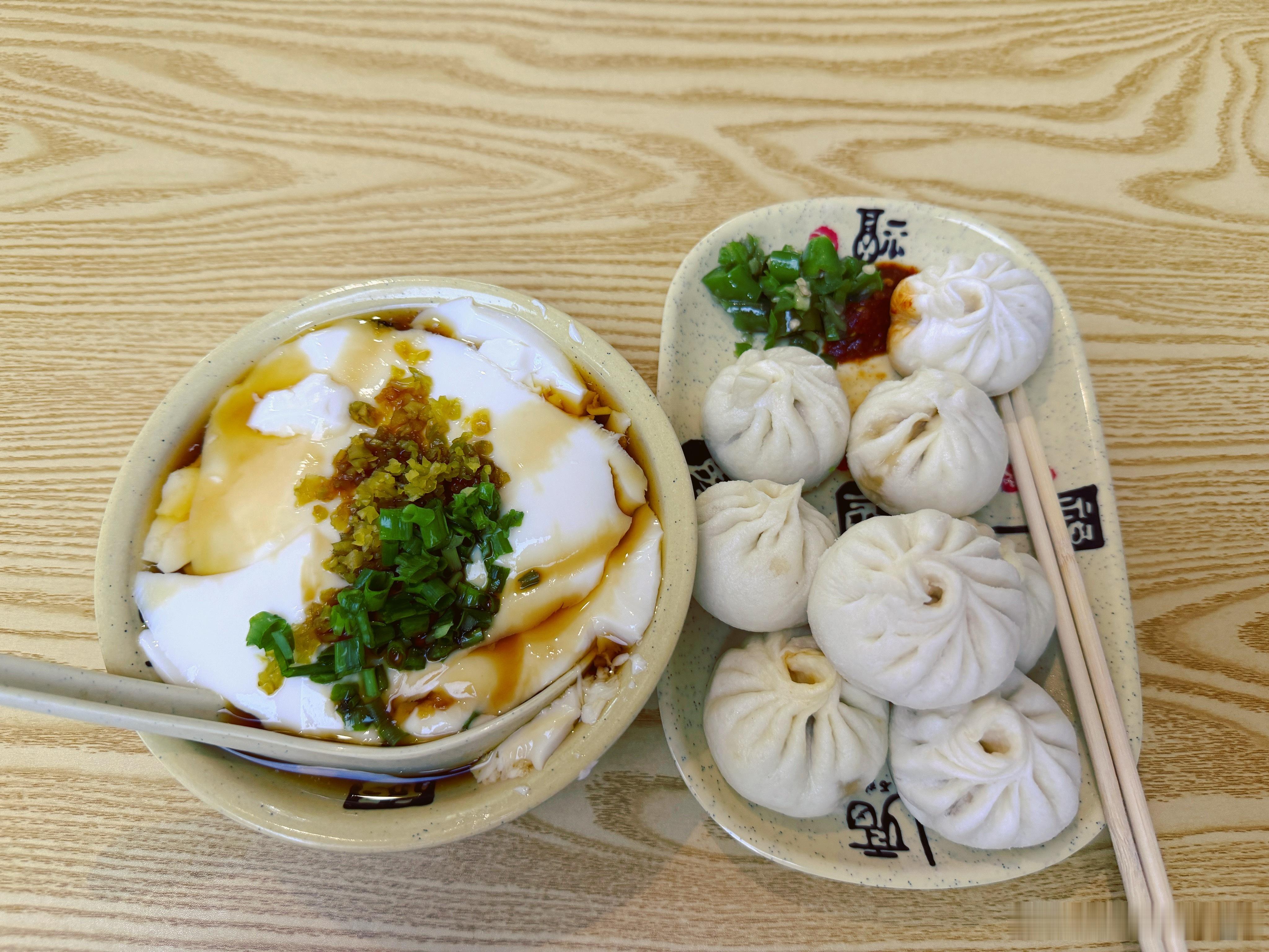 周三，阴天☁️☁️☁️天色像一张浸了水的宣纸，灰蒙蒙地铺展开来，不见日光，也不见