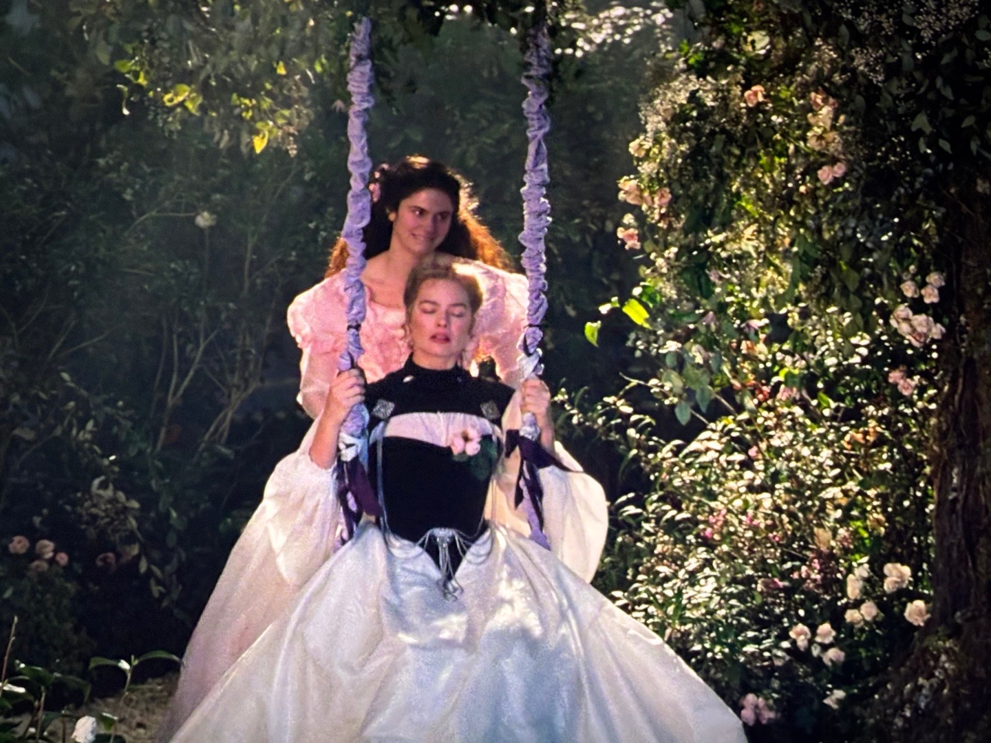 看咆哮山庄有感—美元必崩2026年情人节，西方宣传核心部门——好莱坞，推出了一部