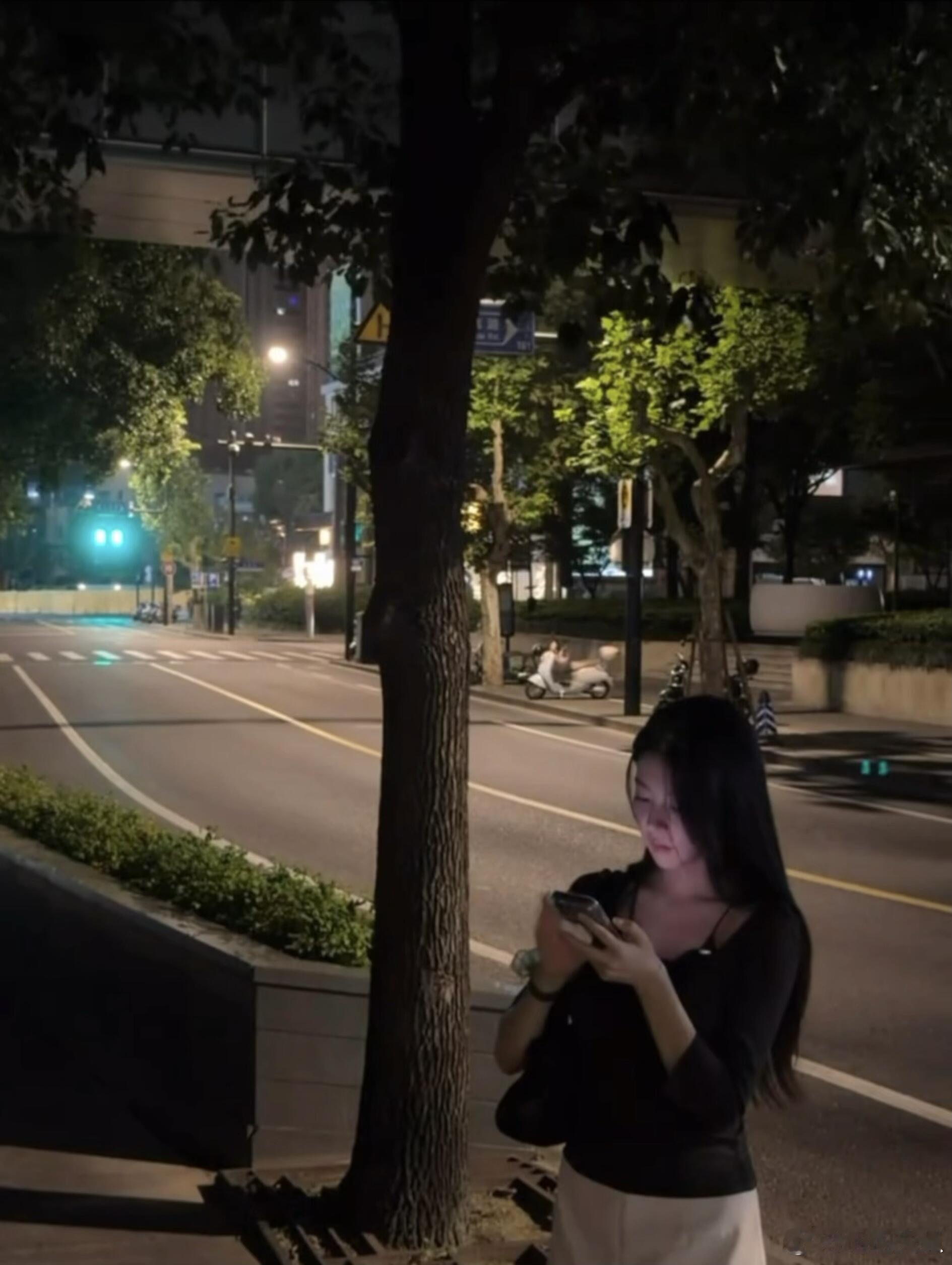 老周是你要的  脚部放在最底格的构图了这次拍照技术柳柳赢了哦柳柳  周佑凌｜柳周