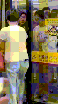 地铁关门瞬间强行挤门救娃，母爱本能也不能赌安全
 广州地铁近日发生惊险的一幕。一