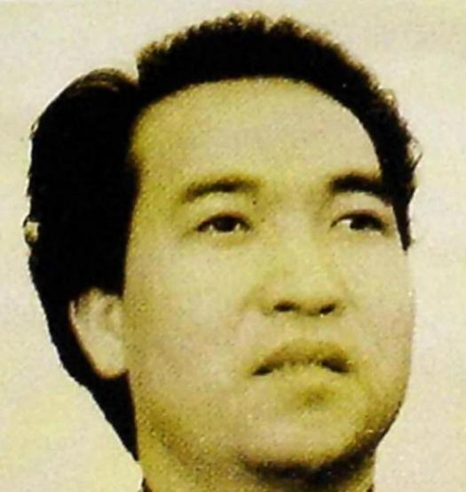 他放弃中国国籍，转头加入英国。在英国，他骑着小破车，四处捡废品，被街坊邻居嘲笑。