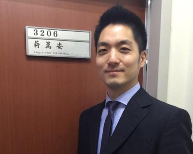 蒋万安站台上，
活脱脱一股清流！


蒋万安这次讲话
确实不一样。


看惯了这