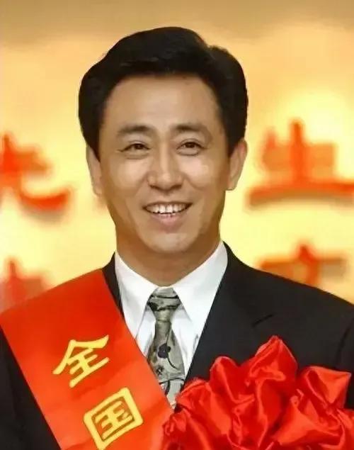 你听说了吗？恒大集团的许家印，那个曾经风光无限的大佬，最近在网上闹得沸沸扬扬。有