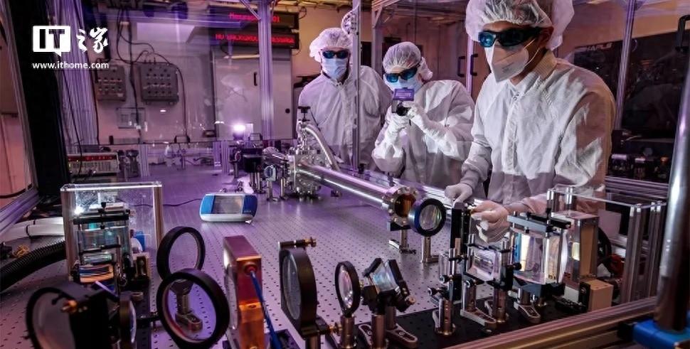 但关键的核心一点，应当更加开放，把全球的科技精英吸引过来，而我们自己重点放在把理