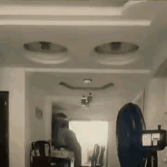 谁能想到新房里最吓人的不是甲醛，是天花板上盯着人笑的“鬼脸”啊！
有哥们搬新家没