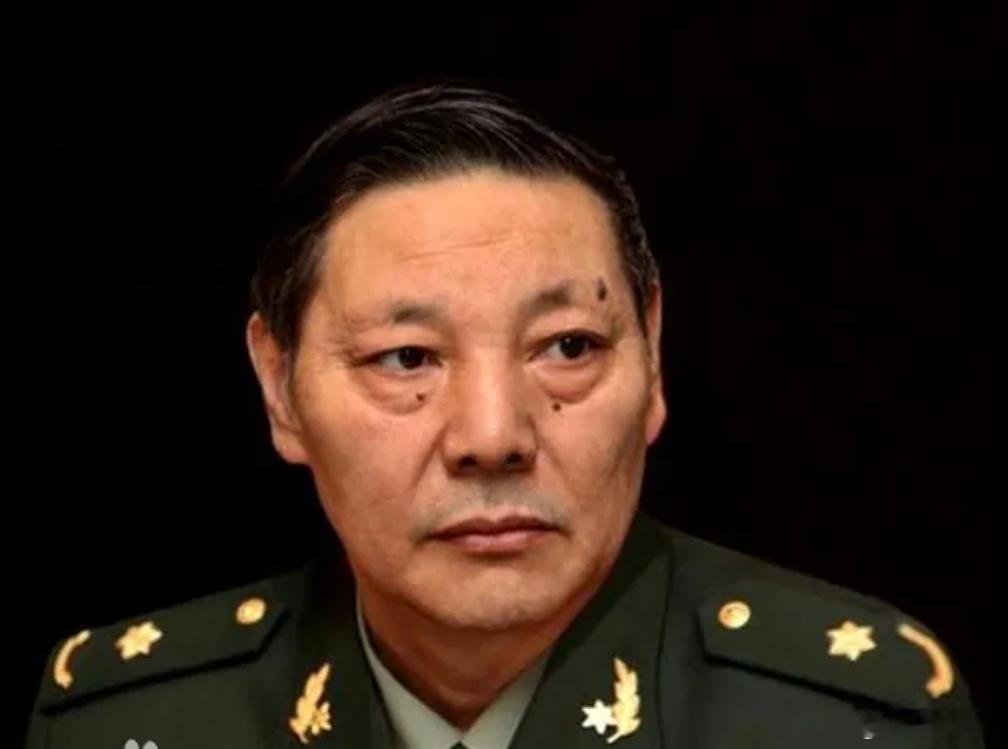 走过青春，走过红色衣衫的时代　　早上，著名作家李洱老师，发我一张照片。这点天，好