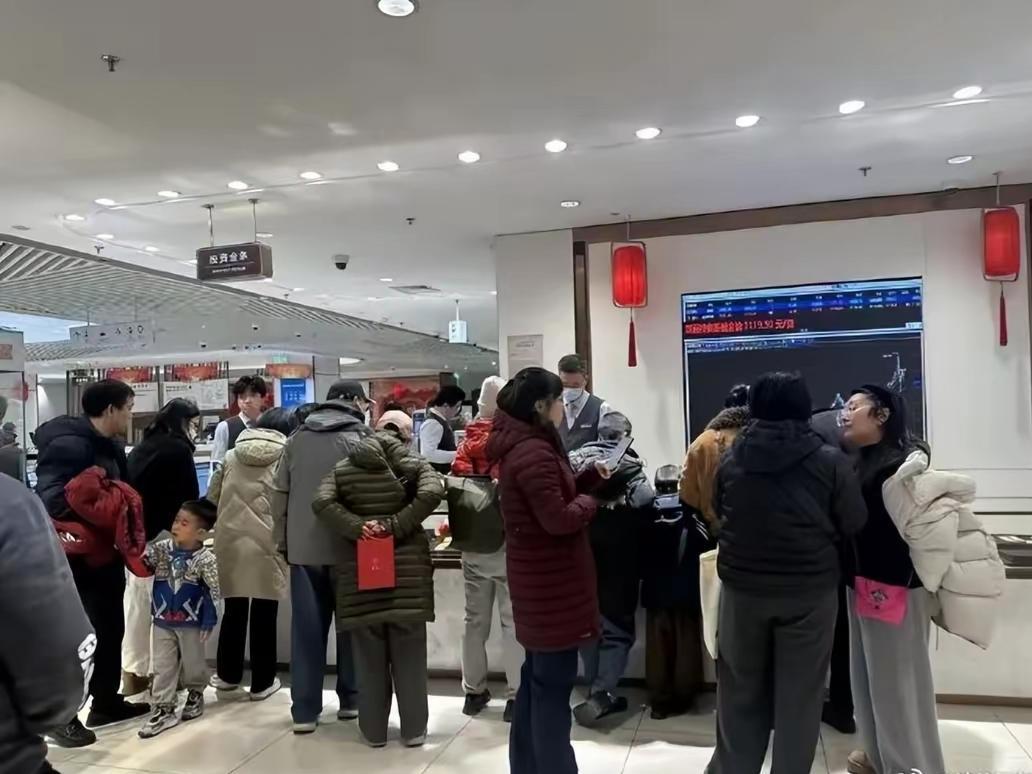 北京金店小年挤爆：有人8公斤金条套现900万，有人死攥首饰不卖，潮水过后谁在裸泳