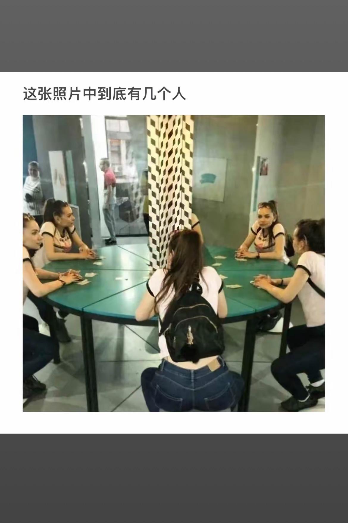 六个人围坐一桌，欢声笑语不断！