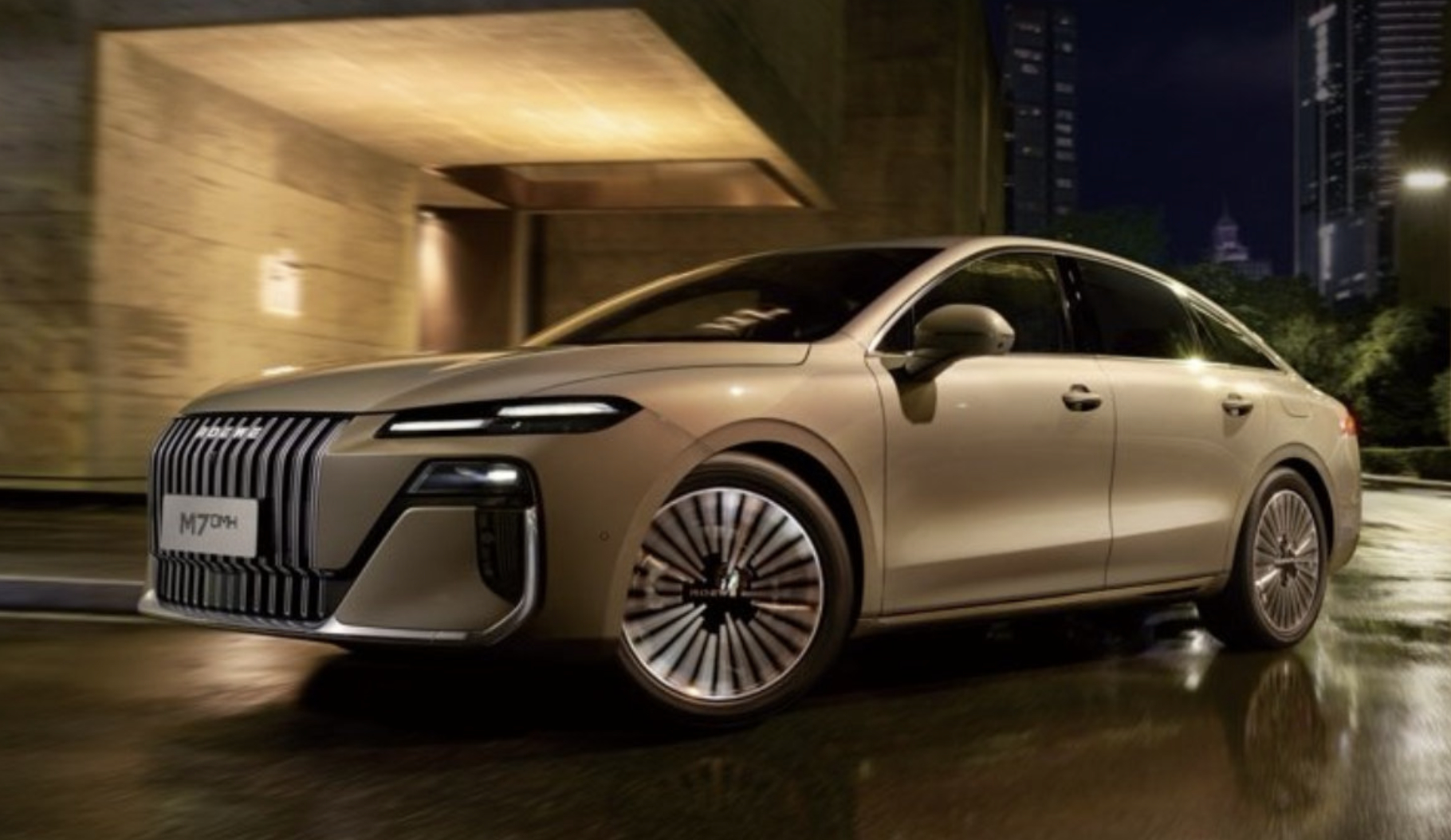 主打“最具活人感”交互能力的豆包AI车机 —— 荣威M7 DMH 正式亮相。核心