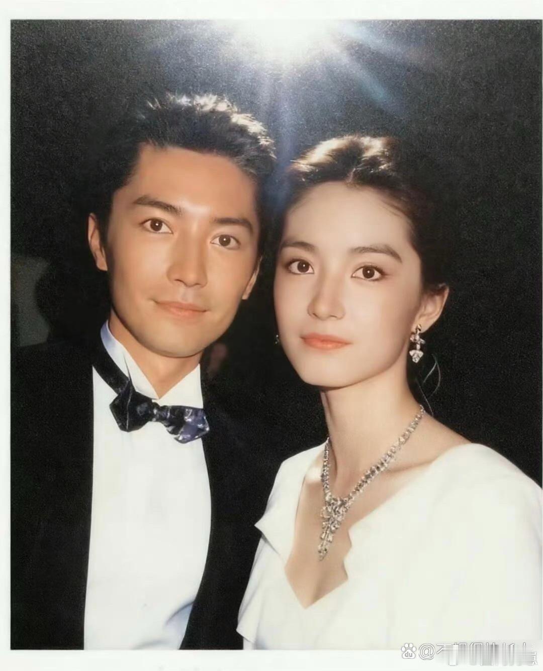 尊龙与林青霞同框太绝了！两张极具权威感的神颜强强对决，势均力敌的颜值碰撞，每一帧