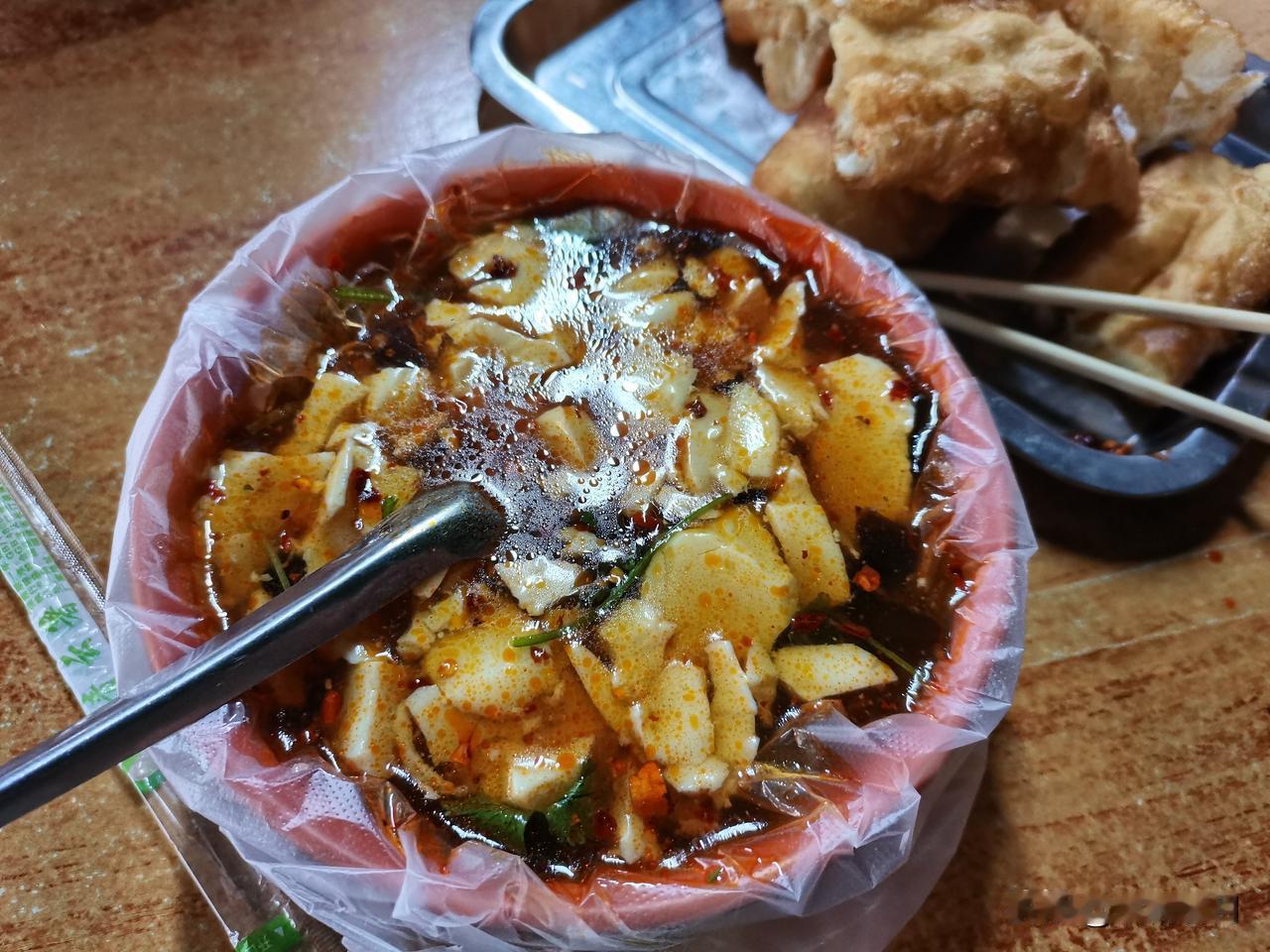 今天起了早，逛漠河早市，烟火气满满，各类山货、鲜肉、新鲜蔬菜摆满摊位。还坐下来吃