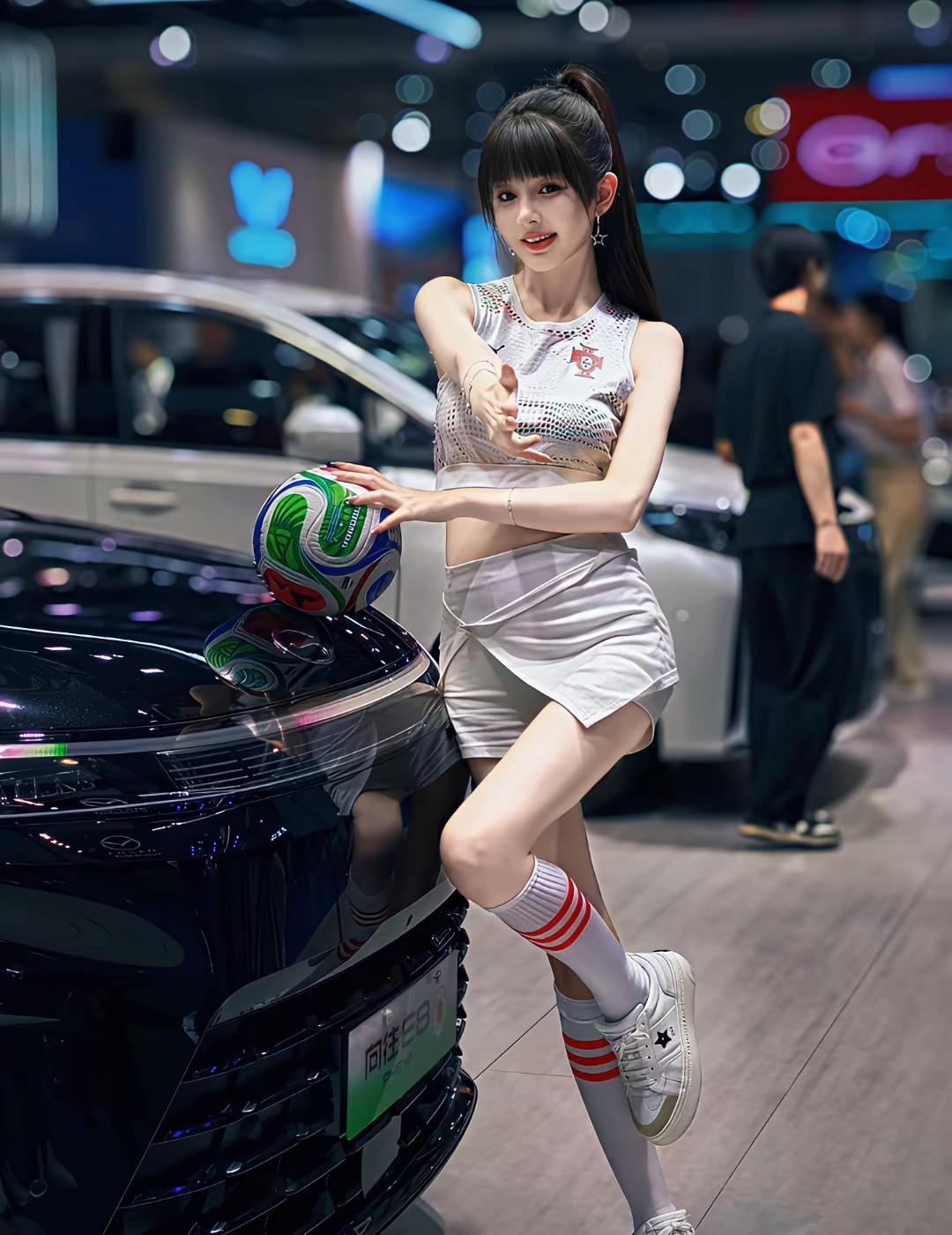 时尚少女与豪车合影，青春活力满满！🚗👸‍🎤
甜美足球⚽宝贝甜美驾车的美女 