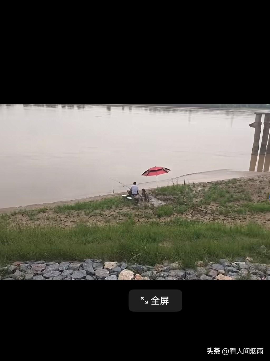 一男子在河边悠闲的钓鱼，
两小孩在边上自由玩耍。
虽说玩的满身都是泥巴，但是看的