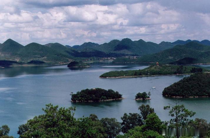 【浴仙湖】浴仙湖是专门供七仙女沐浴圣地。她“鱼郎荡舟迷远近”湖水，玉带似湖山，还