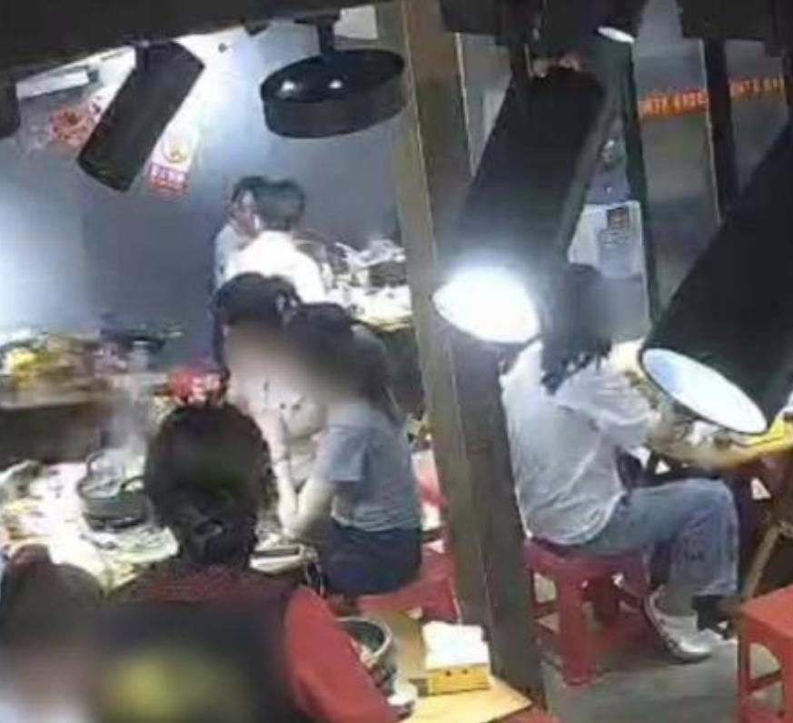广东，一对情侣去吃火锅，由于两个人都是小年轻，情不自禁的就在店里接吻，不料，男子