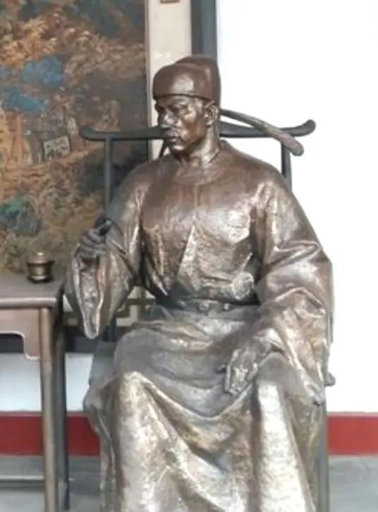 1042年，西夏铁骑突袭泾州。知州滕子京率数千民兵死守孤城，杀牛犒军，血战三日。