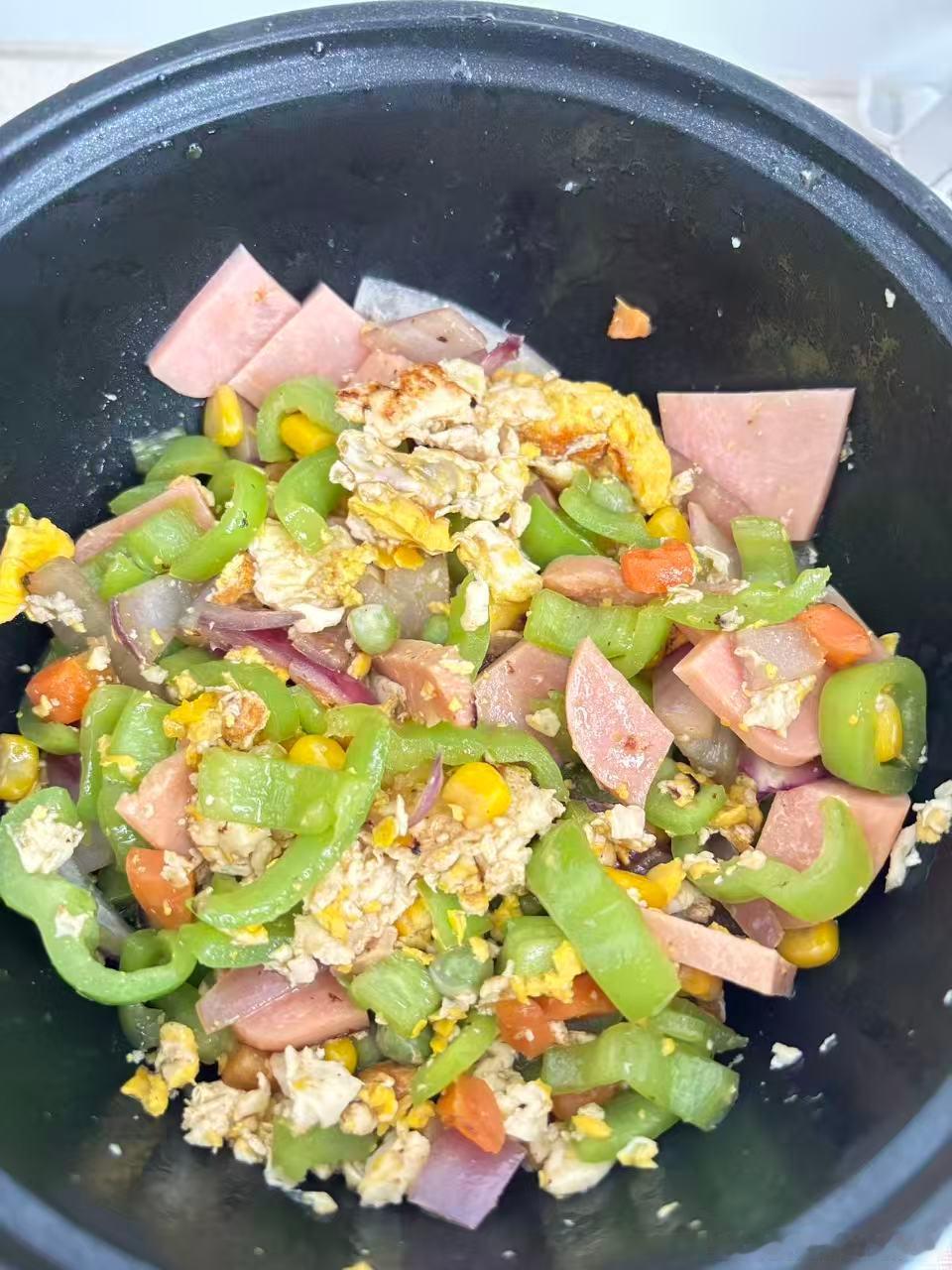 今天出来看花了月季开得碗一样大蔷薇又是满山遍野的让人心情愉悦下午要蒸包子天气热了