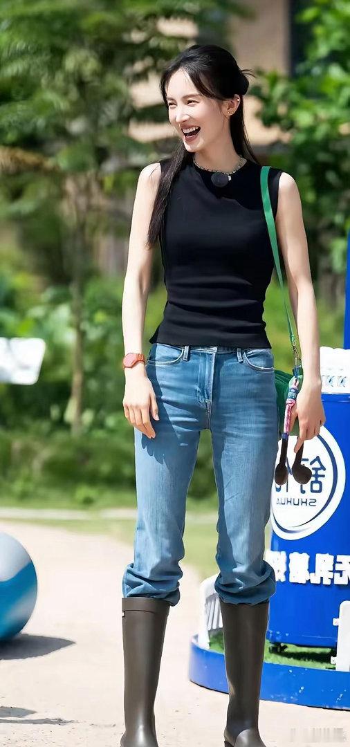 金晨身着紧身牛仔裤穿搭利落亮眼，流畅曼妙的身材曲线尽显无疑，身姿优越夺目，氛围感