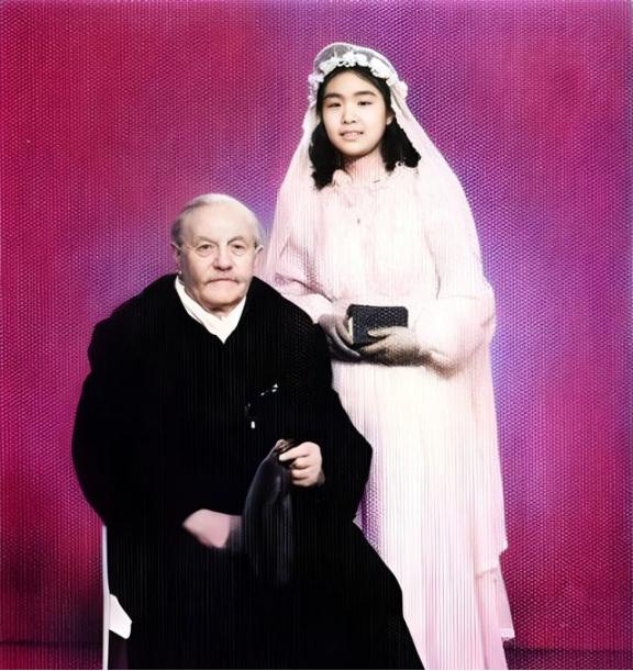 1952年，28岁的中国姑娘吴似丹嫁给已经82岁的法国医生贝熙业。吴似丹出身金融