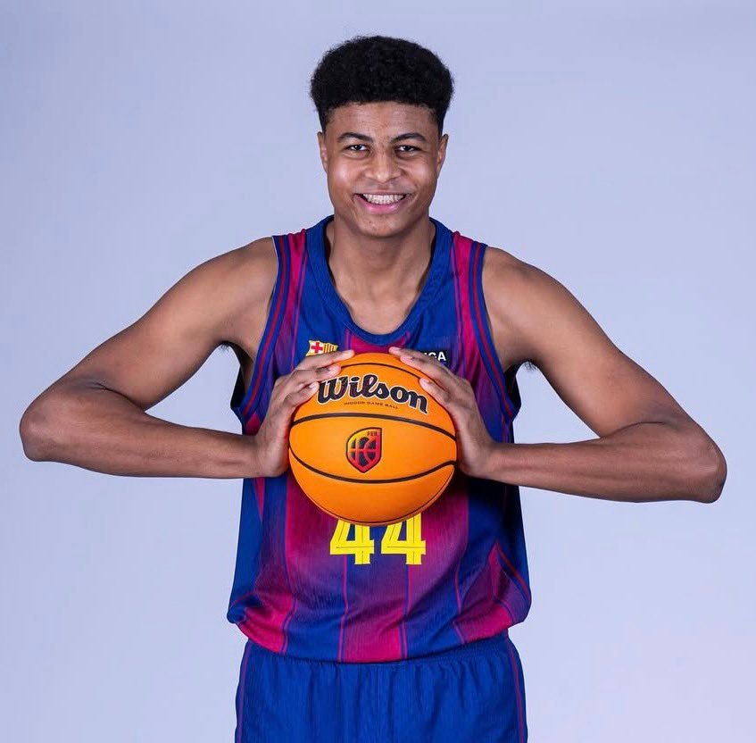 美国U17的首发中锋，看面相很难想到是09年的...U17男篮世界杯
