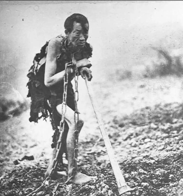 1938年冬天，西藏一位农奴冒着寒冷的天气，正在从事牛马一样的劳动。他一脸苦相，