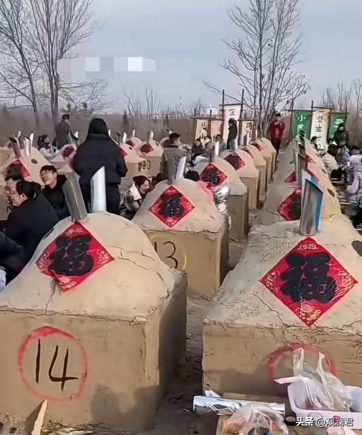 你猜这是在干什么？
答案是“烤地瓜”。
在杭州塘栖古镇，在运河边见过游客们围炉煮