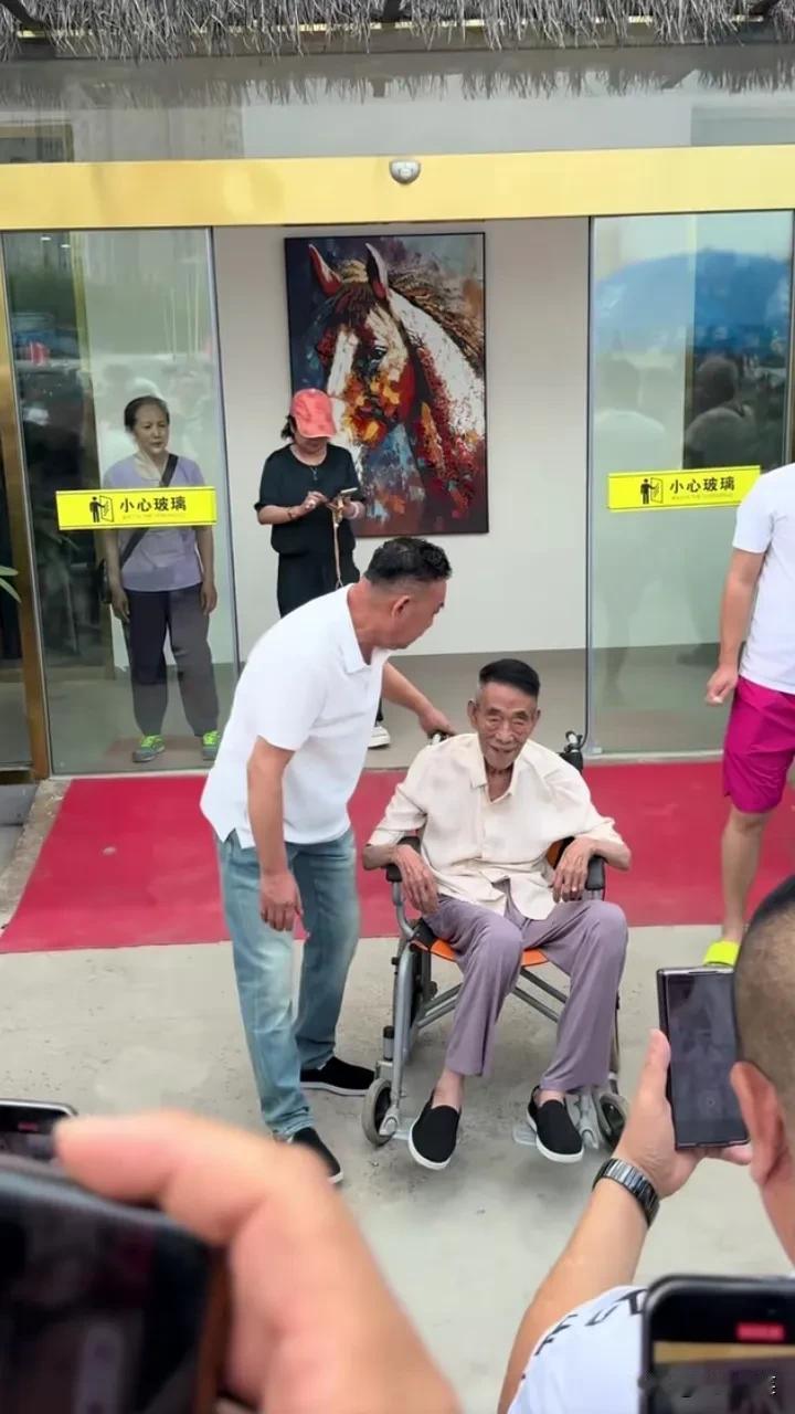 今天上午，杨少华先生还坐着轮椅参加饭店剪彩，饭店称：杨少华老先生剪彩时状态挺好，