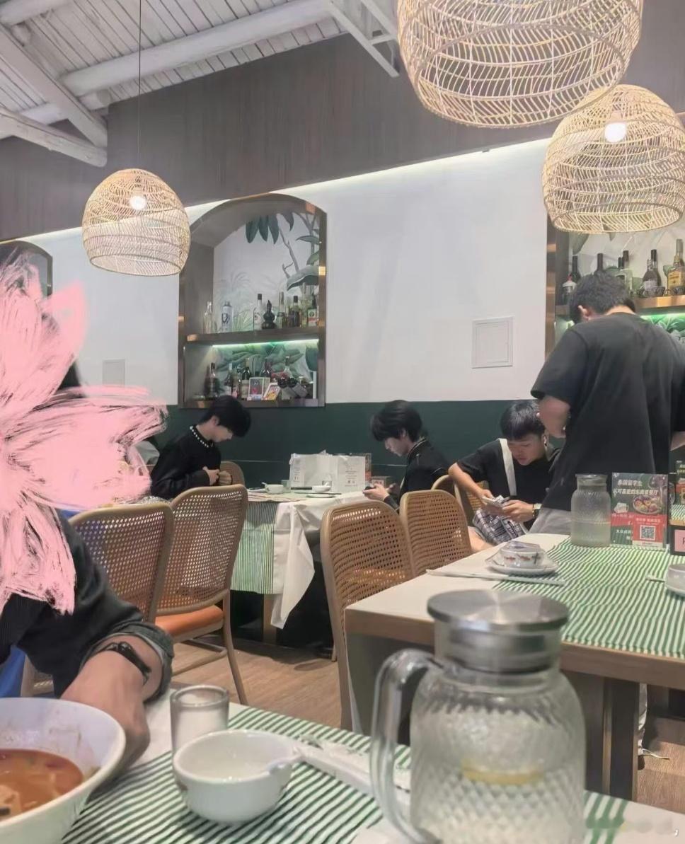 泰餐店偶遇张函瑞张桂源好幸福吧，居然看到桂瑞约饭了偶遇张桂源张函瑞吃泰餐张函瑞张