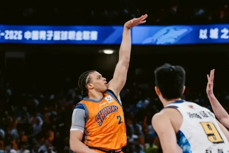 洛夫顿常规赛场均13.4分6.3板，季后赛场均8.3分3.3篮