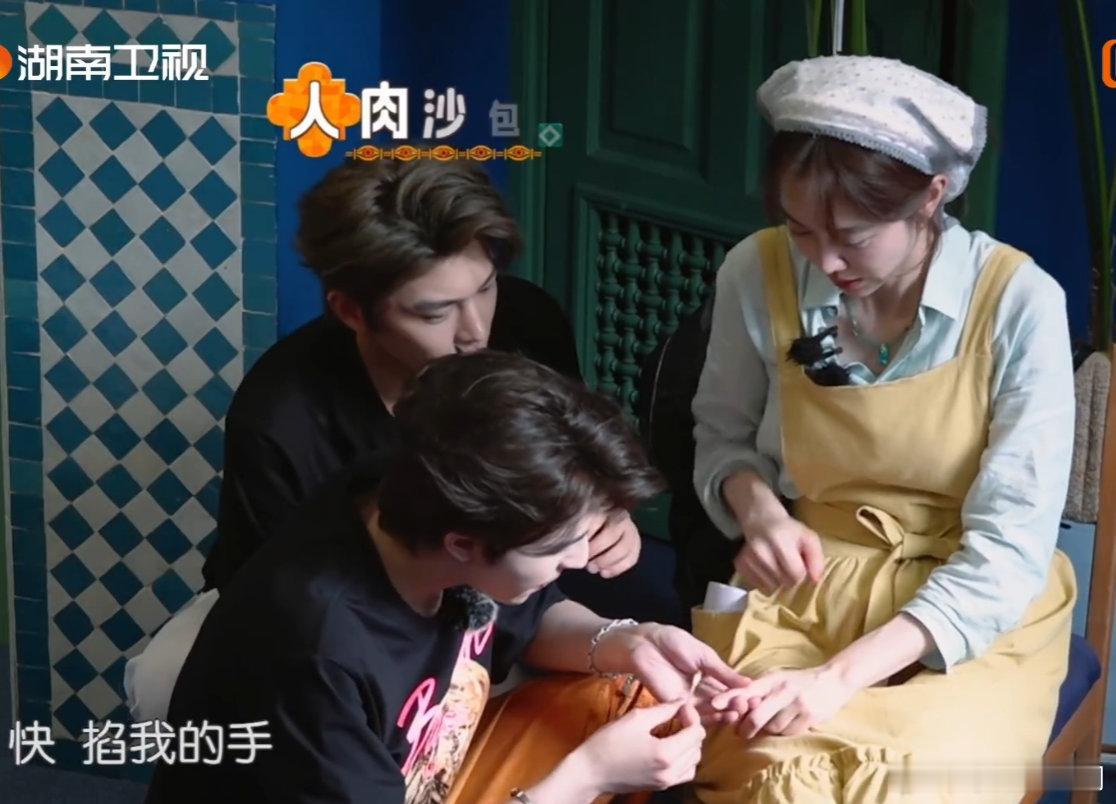 姜妍一人受伤全家尖叫姜妍切到手那下我都替她疼，结果丁禹兮一句 “一起尖叫”，瞬间