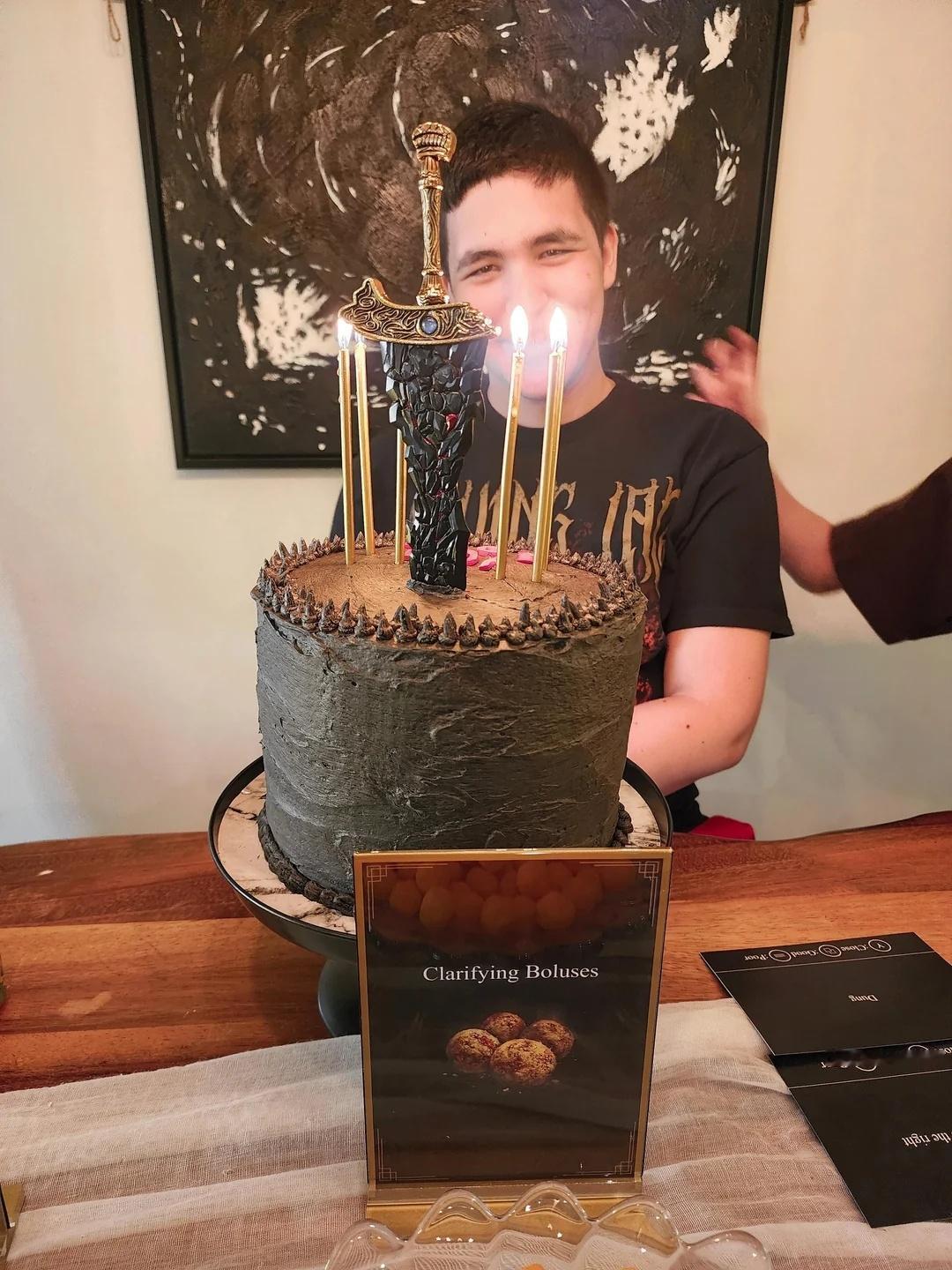 Reddit上这则母亲为儿子举办《艾尔登法环》主题生日派对的帖子火了。这位母亲发