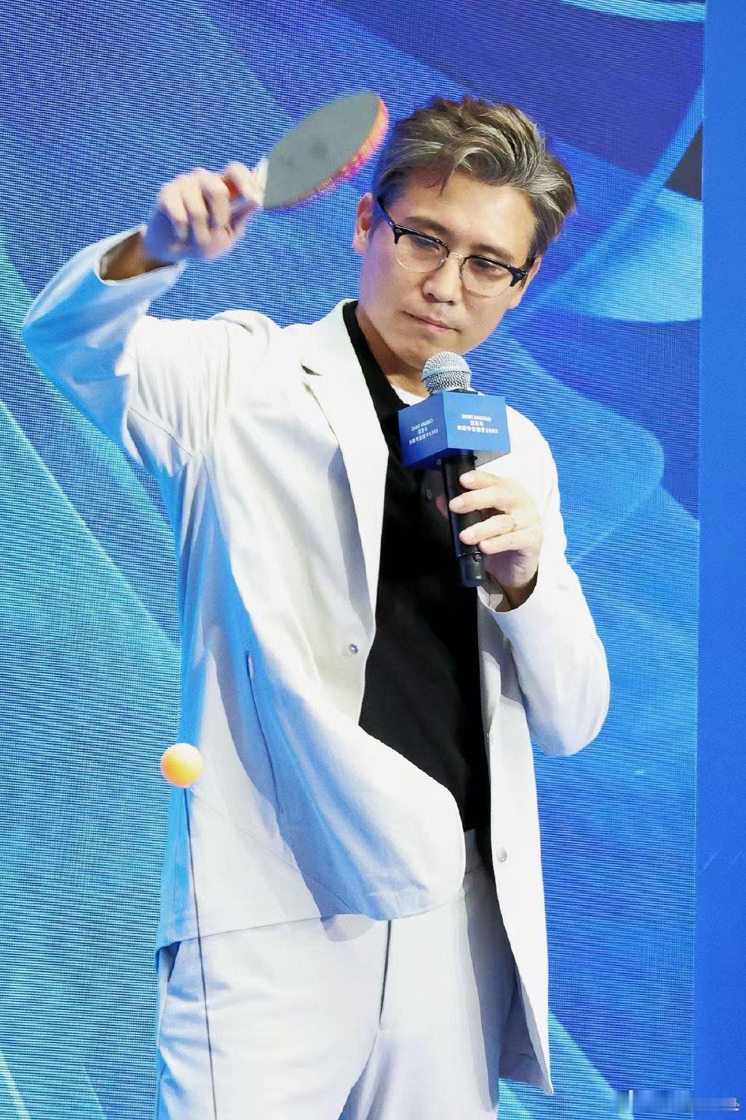 起猛了看到李乃文男扮女装了 差点就信了李乃文挑战女装戏份，原来是网友的趣味脑洞。