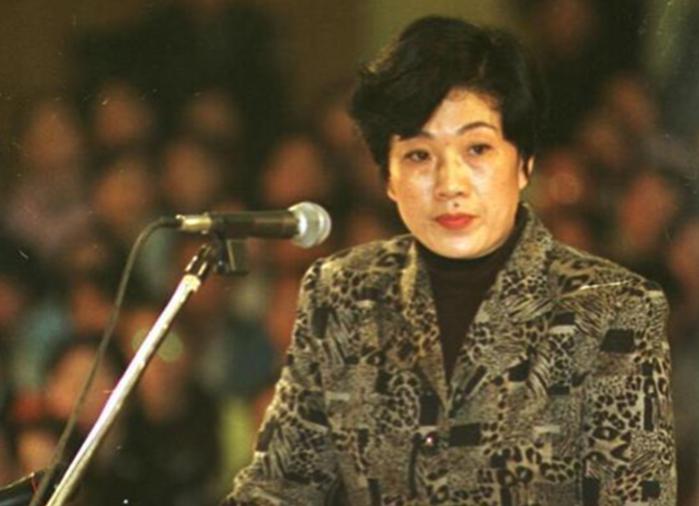 1999年，入狱的“女老虎”蒋艳萍为了和外界联系，将目光锁定到了看守所副所长万江