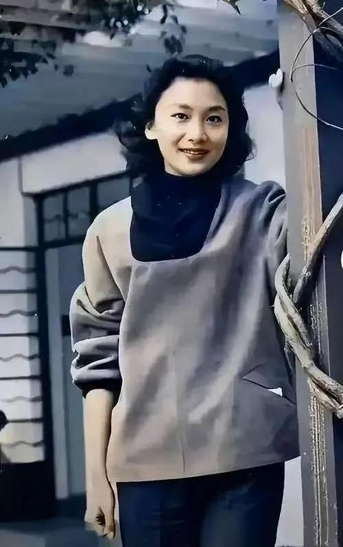 1948年，金庸第一次见到夏梦，整个人都神魂颠倒，为了接近她，金庸偷偷换了笔名“