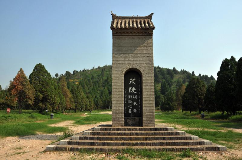 李广、卫青、霍去病都是汉朝抗击匈奴的名将，但名气大小得从不同角度看。
李广历经三