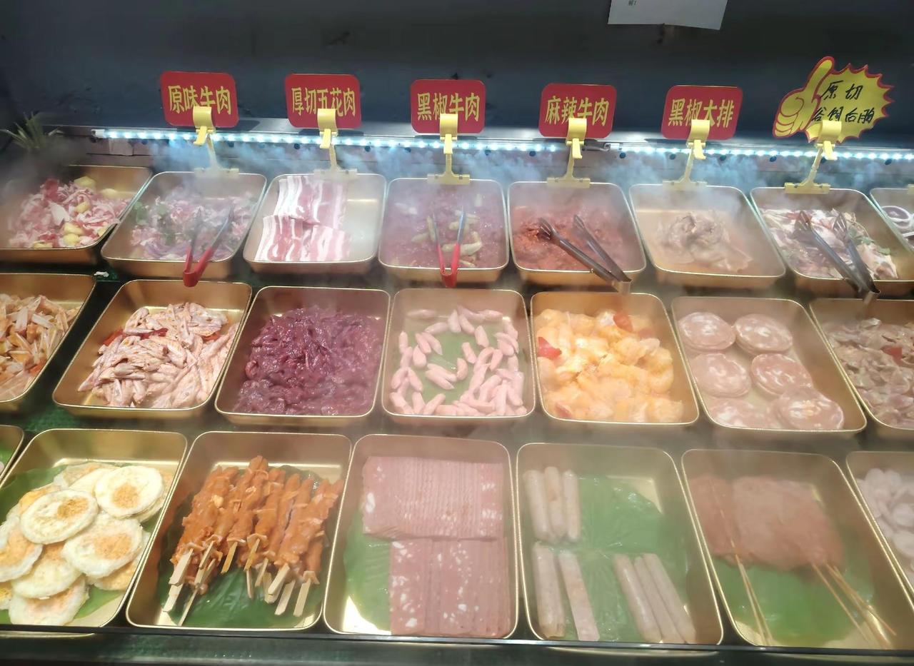 难得清闲，与友小酌，不必大鱼大肉，不必推杯换盏。全年就这么放肆一次，两人一人一瓶