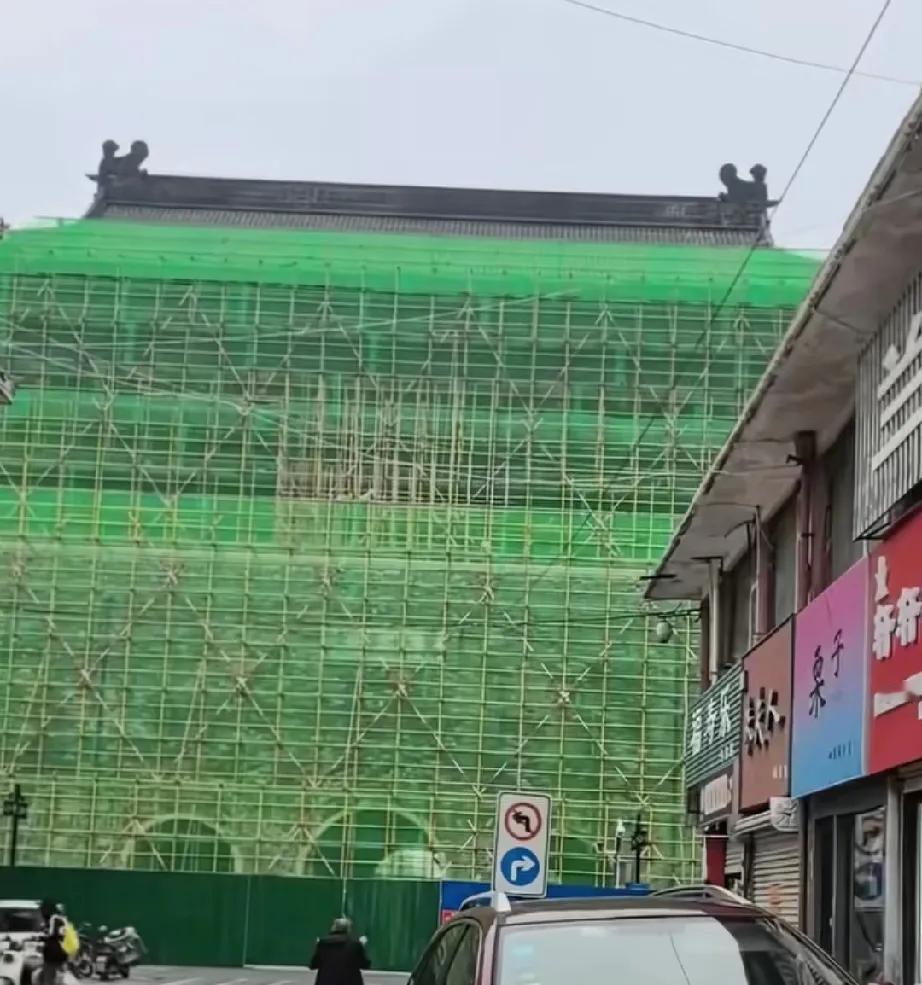 凤阳的鼓楼19号塌的，23号修复用的脚手架已经全面搭好，做过工地的人都知道这个速
