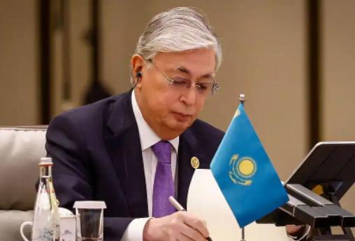 12月21日，哈萨克斯坦总统刚离开日本，并没有回国，而是直接飞到了俄罗斯，高市早