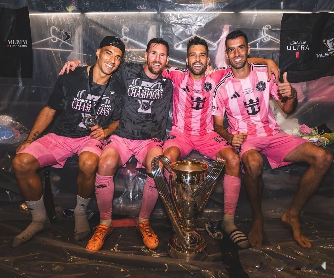 迈阿密夺冠，分享几张有意义的图片。
巴萨4元老，苏亚雷斯，阿尔巴，布茨克茨，无所