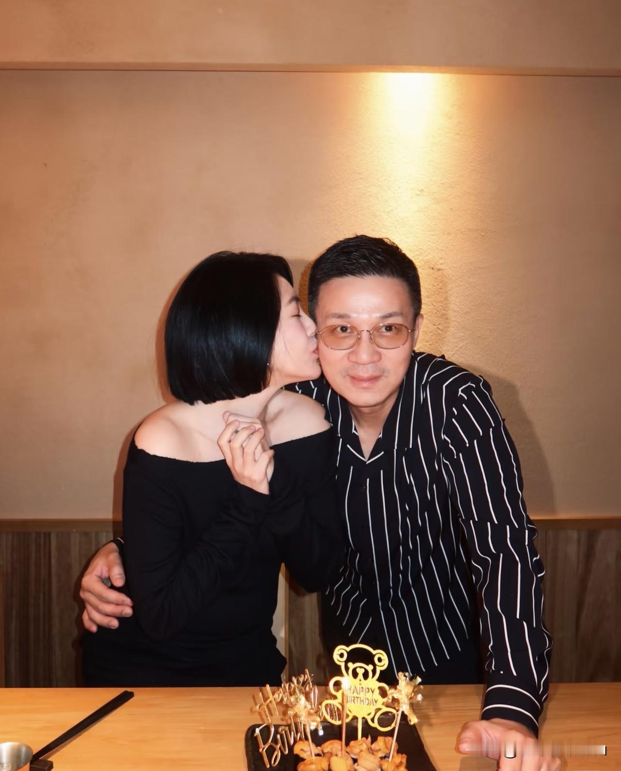 小S女儿晒父母庆生照，小S穿着露肩黑色上衣，亲吻老公许雅钧，许雅钧单手搂着小S，