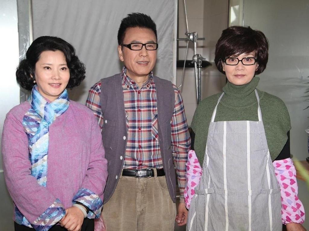 这张三人合照，我一眼就认出了黛眉如画、凤眼如虹的双料影后（百花奖、金鸡奖）潘虹与